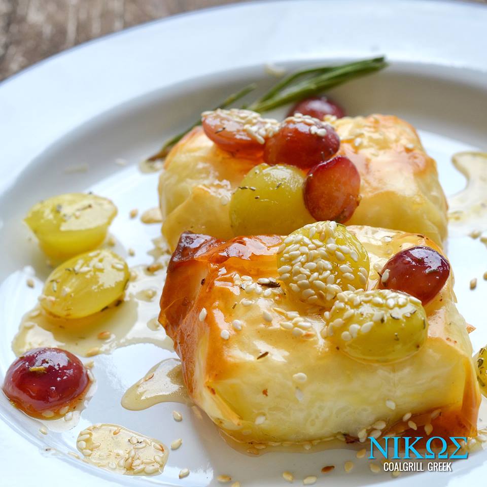 BenoniNikos's tweet photo. #Nikos Santorini Baked Feta &amp; Phyllo parcels- drizzled with honey, and served with rosemary &amp; grapes 🍇🍯 Are they one of your favourites too?

#NikosBenoni #MeatFreeMonday #Vegetarian https://t.co/FAYm9U2KN1