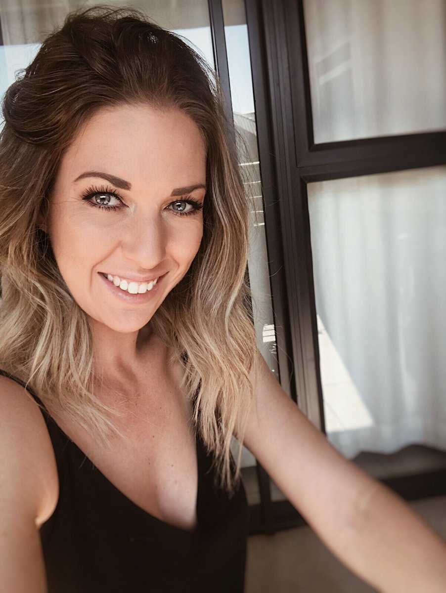 “You glow differently when you’re actually happy...” ✨
•
•
•
#happy #weekend #longweekend #Saturday #glow #mood #dontkillmyvibe