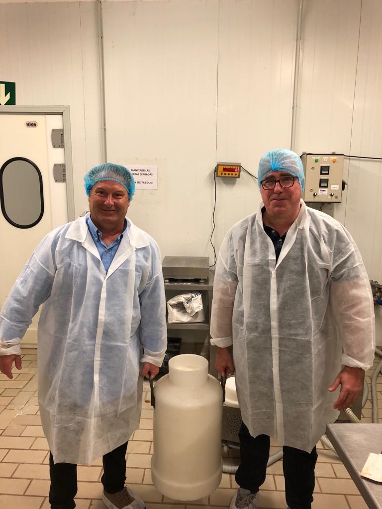 KATA4_oysterbar's tweet photo. Gracias Juan por acercarnos y mostrarnos el excelente trabajo en @yurritagastrono
Referente mundial en la fabricación de anchoa.  Gran elaboración manual y artesana, cuidando el proceso de selección hasta el proceso de envasado. Lo mejor del Cantábrico 🐟 #yurrita #anchoas https://t.co/FoSlVLgX2h