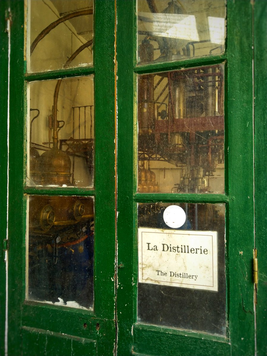 Lafeeverte5's tweet photo. Visite de la Combier Distillerie, la plus ancienne distillerie artisanale du Val de Loire, a distillerie possède des alambics rares de 1901 se trouvant dans une salle d’architecture Eiffel datant du début XXème également. https://t.co/XuJxlJ6Un5