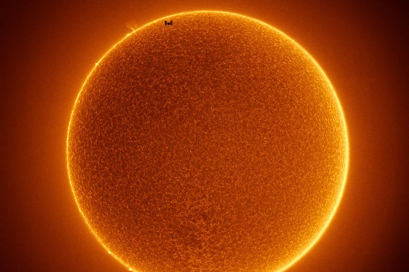 黒点のない太陽を横切る国際宇宙ステーション 


sciencetime.jp/post/38