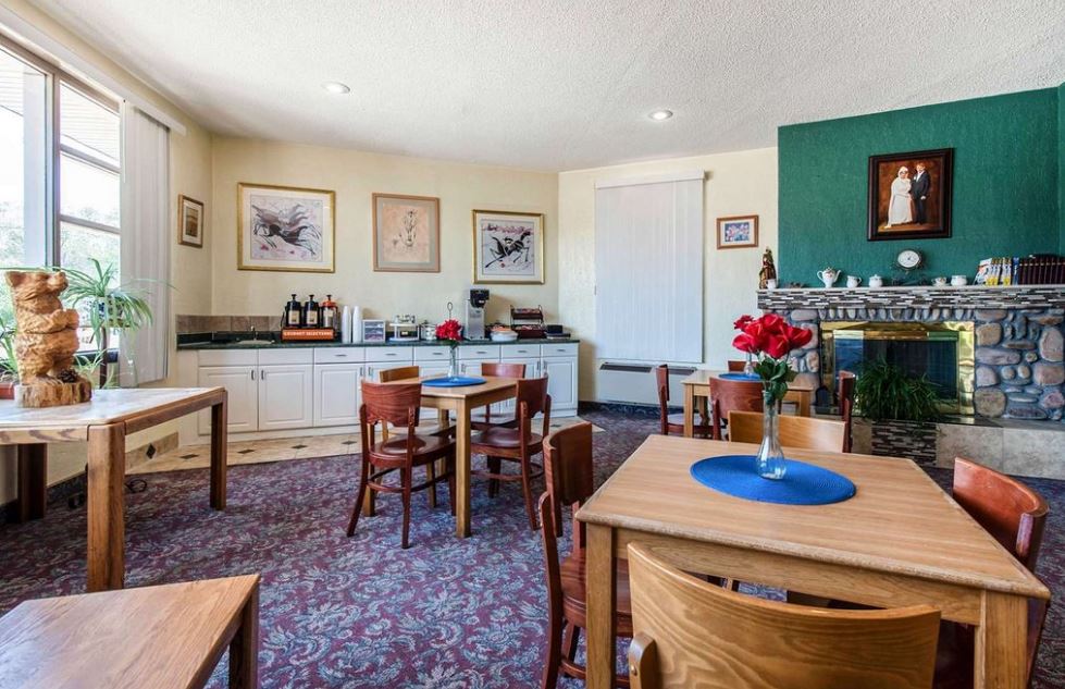 RodewayColorado's tweet photo. It's not too late to book your Summer vacation, visit our website to book your next trip: https://t.co/Cj0uXYc6xP #RodewayInn #ColoradoSprings #Colorado https://t.co/dW0xvUlzRb
