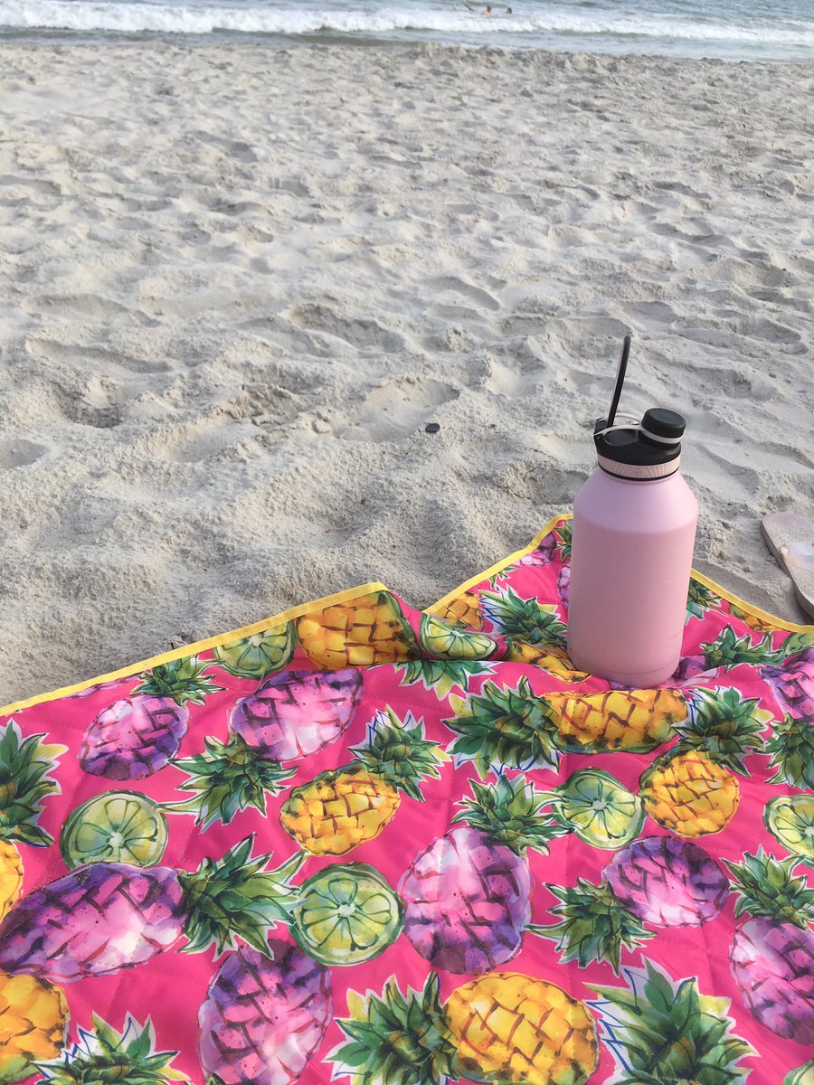 BeautyRebel77's tweet photo. Beach and bonding time with this cutie. #MangosPeachesAndWater #SunSandAndRatchetMusic 🙄 #PeacefulWaters #shellcollecting🐚 #MyBabygirl💕 #OffGuardPic📸 https://t.co/TCR92VoXVj