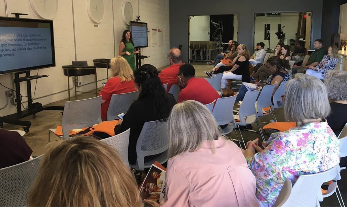 UTexasSpeakUp's tweet photo. Great turnout at our Dallas Professional Development Workshop! Shoutout to @theslate2403 for such a wonderful coworking space to host our workshop :) #yourvoiceourcommunity #slateit #youthvoice #teachers #educators #education @dallas #texas #k12 https://t.co/Kx9eiuLHwI