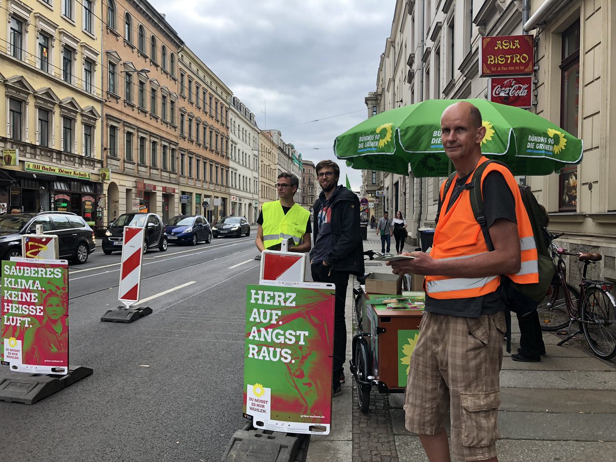 ChMelcher's tweet photo. Wir zeigen heute, wie ein Radweg auf der Jahnallee aussehen könnte. #leipzig #leipzigmitte #Radfahren https://t.co/PaoTo0oohu