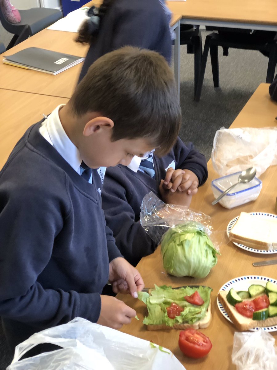 SmithdownPrimY3's tweet photo. A very busy morning making our healthy sandwiches #smithdowndt https://t.co/Mf3paNswIJ