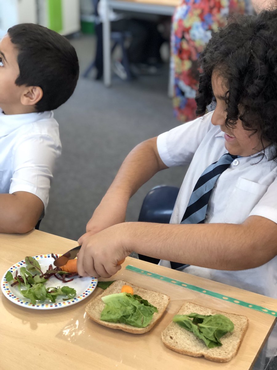 SmithdownPrimY3's tweet photo. A very busy morning making our healthy sandwiches #smithdowndt https://t.co/Mf3paNswIJ