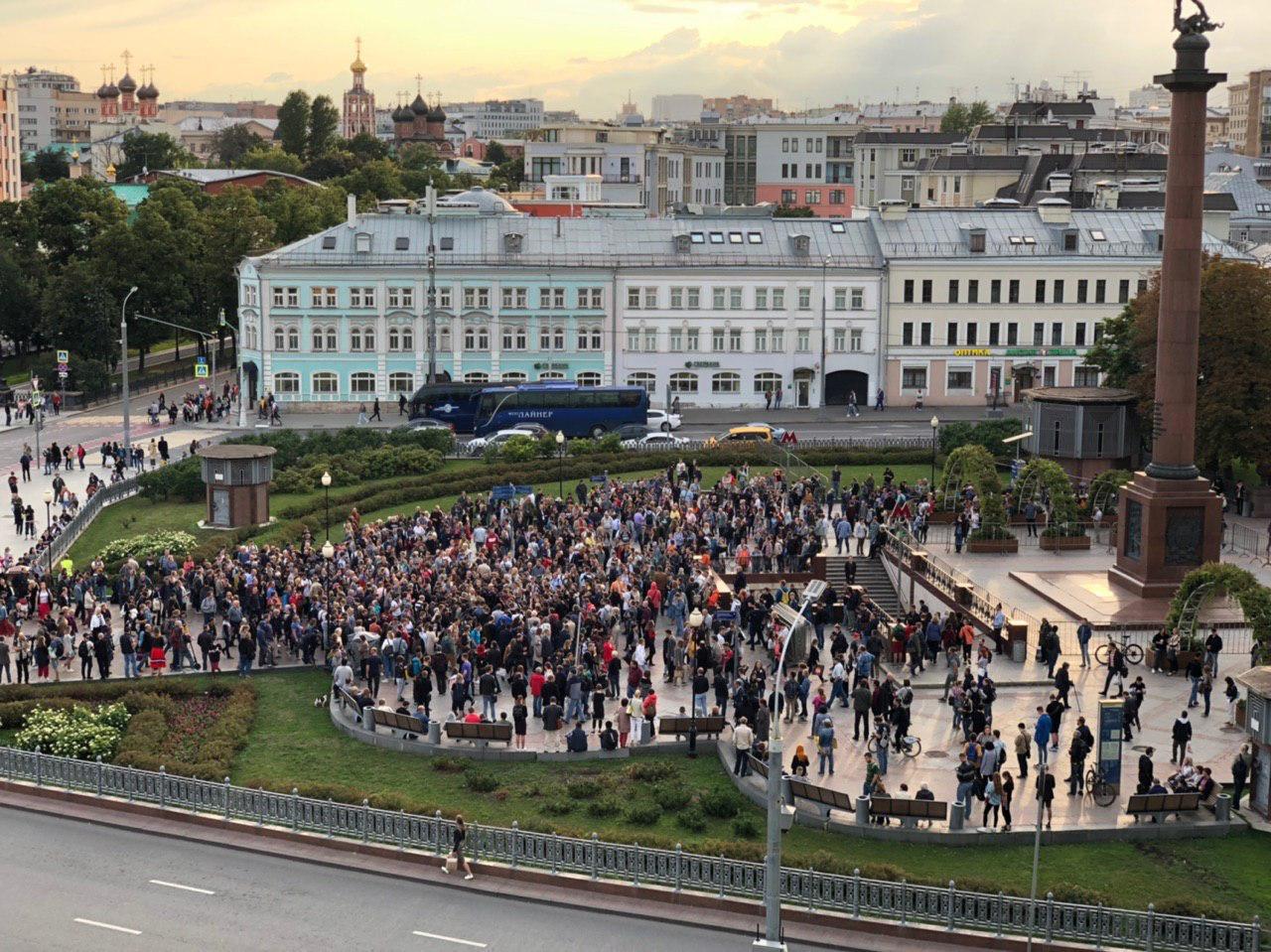 Сутки 800 человек. Трубная площадь Москва. Трубная площадь панорама. Цветной бульвар Трубная площадь. Памятник на трубной площади в Москве.