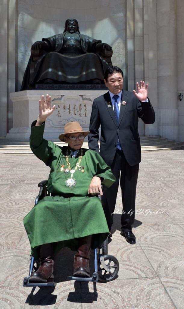 Монгол үндэстний гарамгай сэтгэгчдийн нэг, хөгжмийн зохиолч Б.Шарав минь "Гэгээн алсад одож". Түүний минь сэтгэл шингэсэн эгшиг бүхэн их үнэтэй.