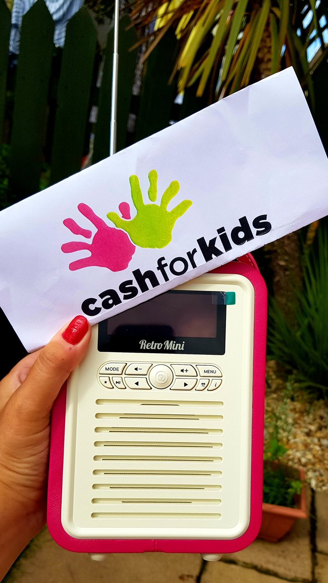 LuckyLadyVicky's tweet photo. @cashforkids @EwenDCameron @forth2tweets @MyVQUK my beautiful pink MyVQ radio arrived today - I can listen to the radio in #soundstyle now 🙂 Thanks Ewen 💕 Love you! Xx https://t.co/m3z7kuiGHb