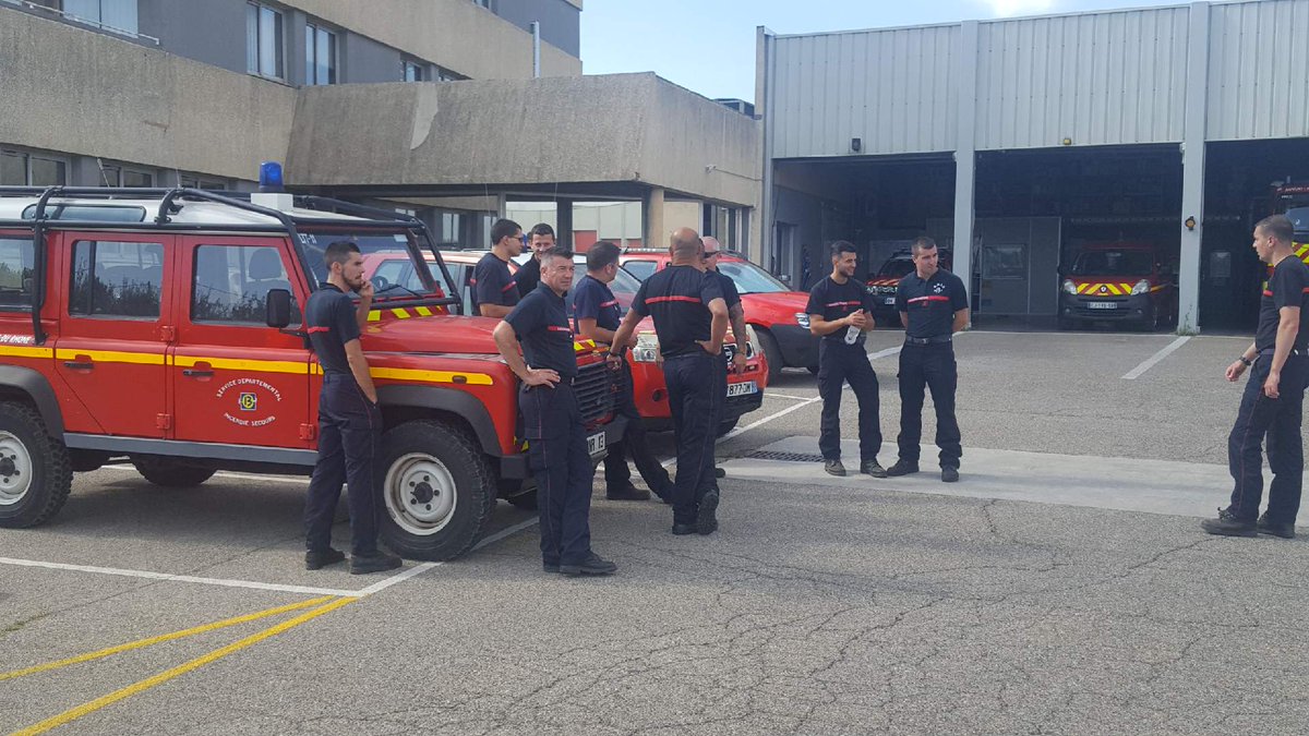 Pompiers_13's tweet photo. 🔴[#Opérations] 
3 groupes d'intervention feux de forêt des #Pompiers13, le commandement, la logistique et le soutien sanitaire, soit 62 #pompiers, partent en renfort du @sdis34 pour lutter contre les incendies qui touchent actuellement le département. Entraide et #solidarité https://t.co/sKJADW5qnA