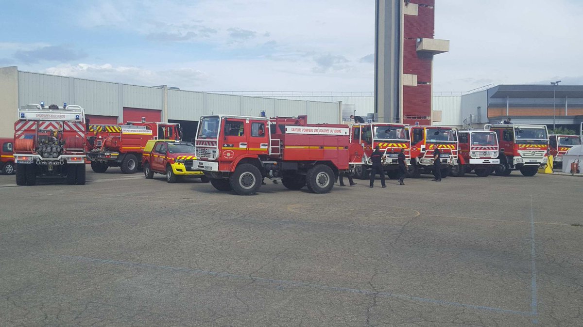 Pompiers_13's tweet photo. 🔴[#Opérations] 
3 groupes d'intervention feux de forêt des #Pompiers13, le commandement, la logistique et le soutien sanitaire, soit 62 #pompiers, partent en renfort du @sdis34 pour lutter contre les incendies qui touchent actuellement le département. Entraide et #solidarité https://t.co/sKJADW5qnA
