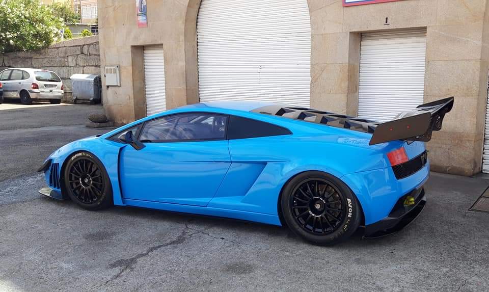 Así de IMPONENTE luce el nuevo Lamborghini Gallardo del piloto gallego, Santi Abad. 

¡Sencillamente, espectacular! 👌💥