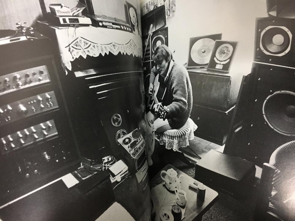 Twitter 上的 ゴディちゃん 今回の実家お宝搜索大作戦で最大の発見は 当の本人ですら全く買ったことを覚えていない 佐々木功さんの写真集 どこで買ったんだコレ ささきいさお 佐々木功 宇宙戦艦ヤマト ヤマト音楽集 T Co Jymshbhpsm Twitter