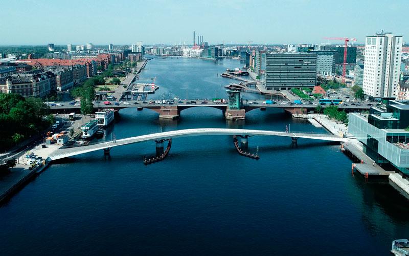 Copenhagen just got a new cycle bridge by the name #Lillelangebro 🚴‍♀️🚴‍♂️ The bridge is a part of the 466 miles long superhighway network of cycle paths in and around Copenhagen #Climate #GreenSolutions #DenmarkinUSA
More on: bit.ly/2XLXTqo
Photo: Michael Levin/<a href="/realdaniaby/">Realdania By</a>