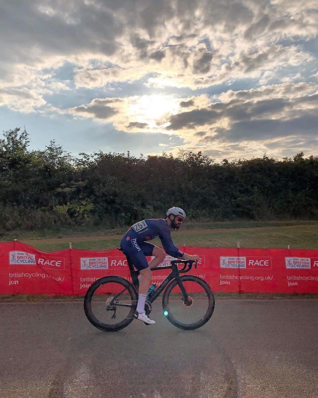 HomTargreaves's tweet photo. 4th for me at the Masters Circuit Race Champs last night. Really happy to see @bfcpurbrook take the win. No one deserves that jersey more than him after the hours of hard work he puts in on the bike, mostly at 4am in the morning. #bae
📸 @richardmardle https://t.co/cUyWTFP6WV https://t.co/isWoz58RzT