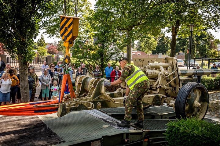 landmacht's tweet photo. Het kanon dat verplaatst is, heeft tijdens de Tweede Wereldoorlog aan Duitse zijde dienst gedaan. Het is een zogenaamde #PAK43, een anti-tank kanon dat zijn oorsprong had als luchtafweergeschut. Het kanon moet volgend jaar klaar zijn voor evenementen rondom 75 jaar vrijheid. https://t.co/Ui3Pnr6pmr