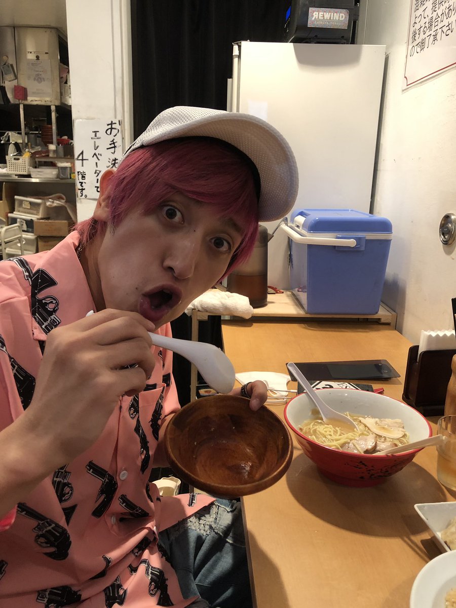 素敵じゃないか 柏木成彦 売れっ子がラーメン奢ってくれた カメラ向けてから顔作んの早すぎ