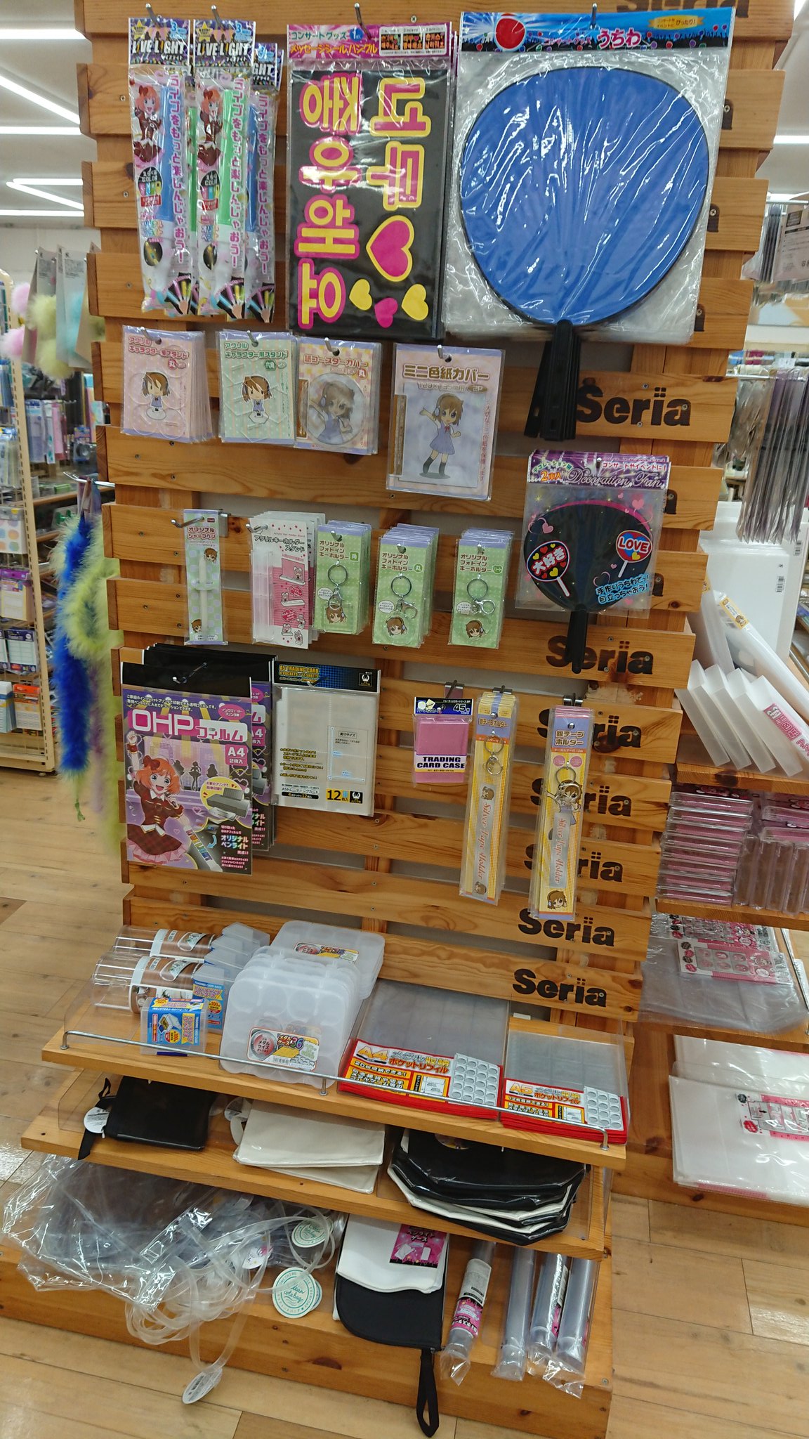 تويتر まめ على تويتر 100均のセリアで二次創作やそれらの収納にピッタリな代物を多数発見 アクキー立て 銀テープホルダー クリアファイル用のファイル等 最近ラインナップされたのかな って事で早速 Bump Of Chickenの銀テープをホルダーに みんなの名前 تويتر まめ على تويتر 100均のセリアで二次創作やそれらの収納にピッタリな代物を多数発見 アクキー立て 銀テープホルダー クリアファイル用のファイル等 最近ラインナップされたのかな って事で早速 Bump Of Chickenの銀テープをホルダーに みんなの名前