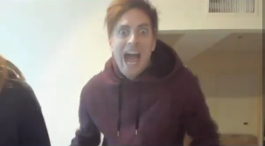 TCoscuarmy's tweet image. cuando la chica que te gusta te invita a tu casa, y vos tipo...😲