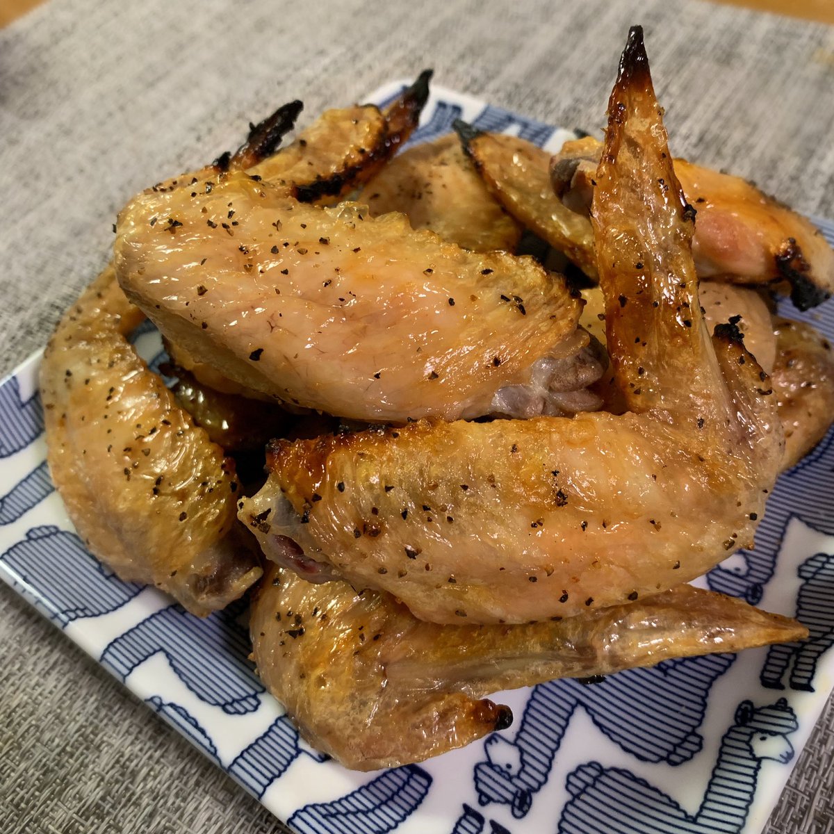 愚鈍 ザルの上に並べて熱湯をかける 水気を拭いて塩と胡椒をふる ラップをかけずに1時間以上冷蔵庫に入れて乾かす この3つの工程をしてから魚焼きグリルで焼くと皮がパリッと中はジューシーに手羽先が焼き上がる というのを覚えてから充実の手羽先