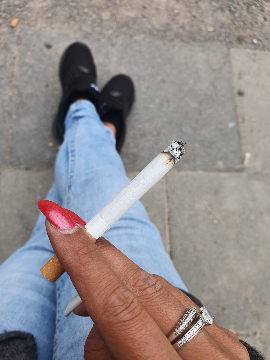 Wo sind die menschlichen Aschenbecher wenn man sie braucht. Mund auf...rein aschen...und im Mund zergehen lassen Loser. Und wenn du dich noch nützlicher machen willst 💸 abdrücken fotze! #smoke #rauchfetisch #geldherrin #findom #zahlsklave #moneydom #fetish @RTfucker <a href="/tonybobo3/">❤WorldWide RT Promoter33k🇩🇪</a>