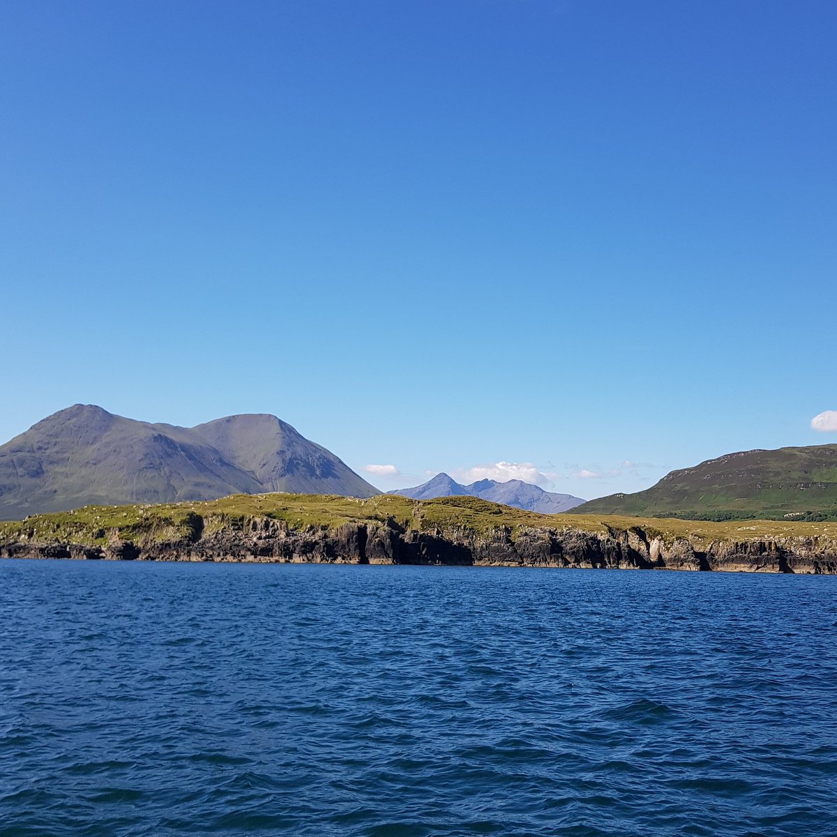 Summer is visiting us again today! On days like this I have no problem finding the motivation to pull my wellies on and get outside and work!

#nofilter #skyemade #skyelife #skyetime #islandlife #scotland #hiddenscotland #landscape_lovers #seaweed #isleofskye #skincare #natural