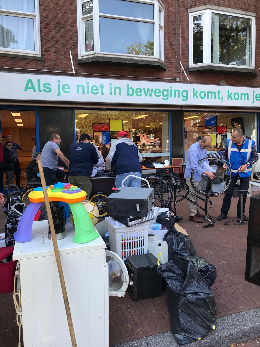 MoniqueFennes's tweet photo. Geen #zwerfies op straat. Super #opruimactie met #Vadercentrum Jonckbloetplein in #Laak. #repair-café kan aan de slag en #weggeefwinkel kan veel mensen blij maken.@laak@richarddeMos https://t.co/xMC3nkOVT5