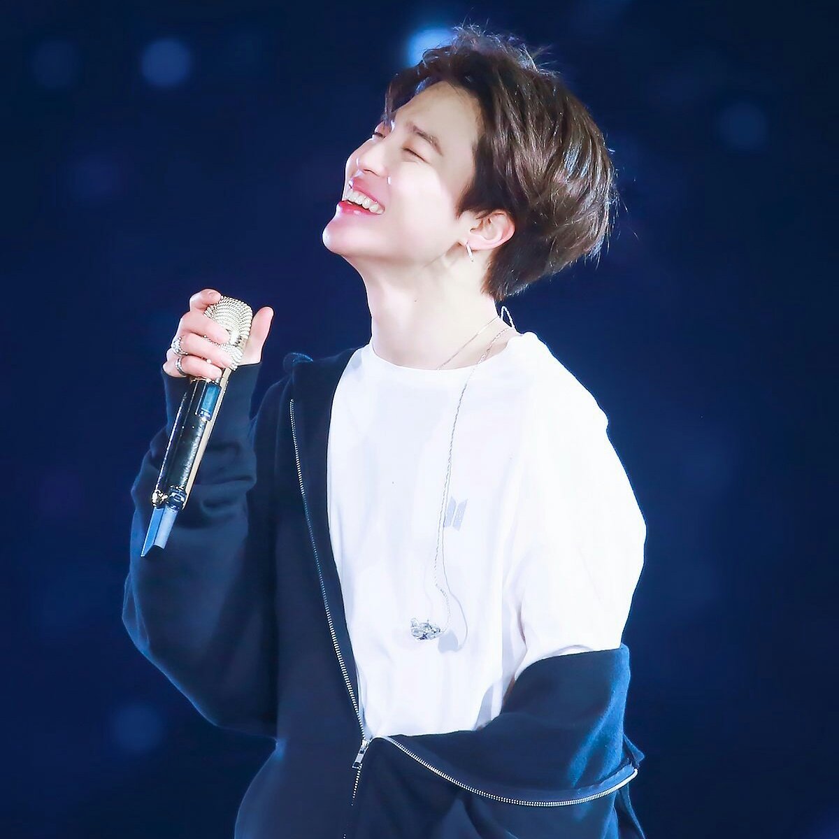 Mk19Jm13's tweet photo. 😊 มีเเค่คำว่าน่ารัก เต็มไปหมด 💜
#TeenChoice #ChoiceFamdom
#BTSARMY @BTS_twt https://t.co/lEfTe9mkGO
