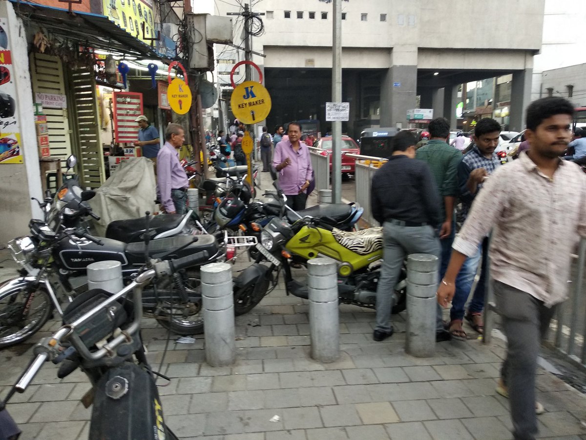 tharunv7032's tweet photo. @hmrgov Vehicles were parked like this , how can pedestrians walk towards metro station... https://t.co/qQXnuxcjK5