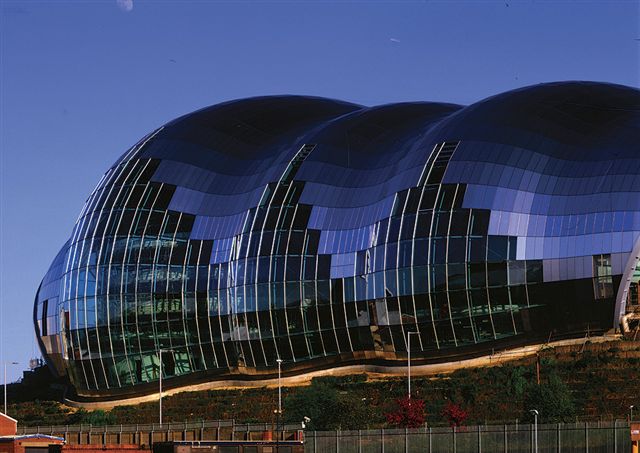 gateshead's tweet photo. Did you know? It took 4,000 construction workers over two million man-hours to build &amp; the unique curved roof has 3,043 stainless steel panels &amp; 250 glass panels to create @Sage_Gateshead #GreatGateshead https://t.co/PQNWdBWssC