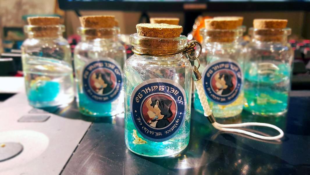 oh, you thought I was joking...?
Crystal Exarch's bathwater, coming right up!
Pale blue glitter and gold foil and resin.

these will be gag gift(keychains?) when you spend above a certain amount in my online store!

ooor you can buy them for 10USD a bottle. Or something. <w>