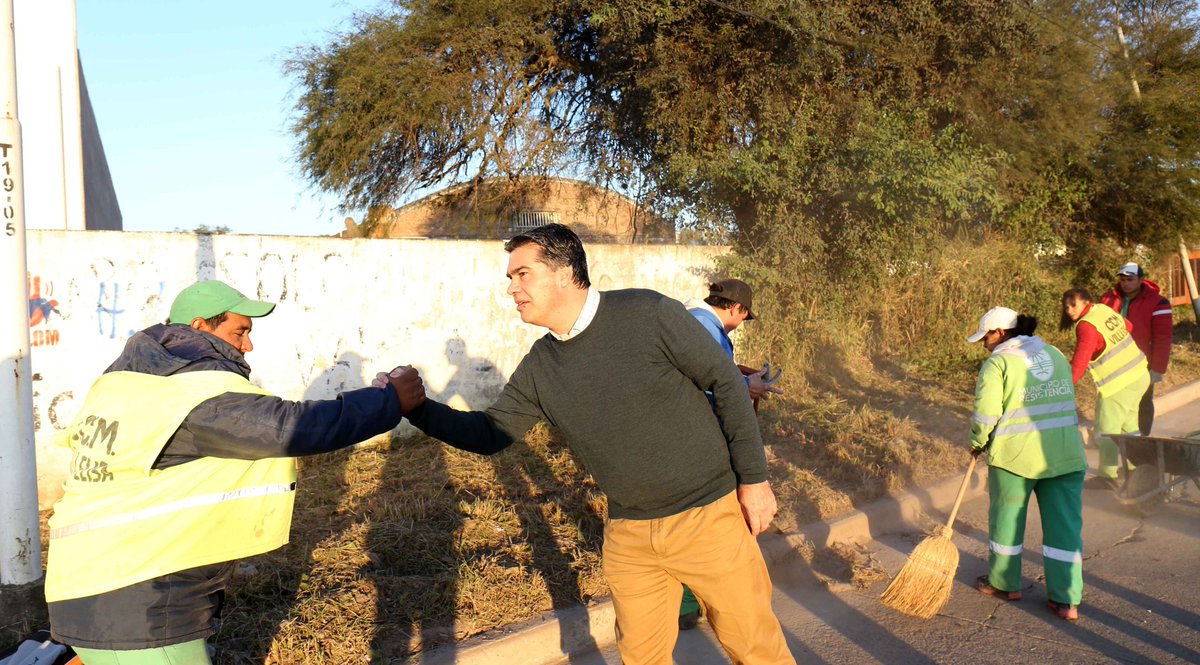 MuniResistencia's tweet photo. 🏘💪🚜MÁS #BARRIOS CON MEJORAS

💡♻️❤️Nuestro intendente, @jmcapitanich y equipo recorrieron  #VillaRíoNegro, #VillaItatí, #BarrioMercantil y #BarrioLaRubita. ¡En estas zonas charlaron con las #Familias, supervisaron tareas y acordaron sumar otras en cuanto a... https://t.co/Zy1mhPjgfm