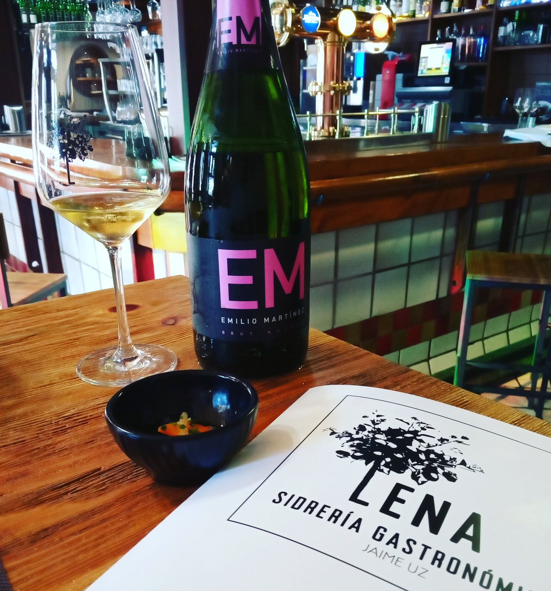 EMBrutnature's tweet photo. Aperitivo Top๐ #mejllonescabechado en @lenasidreriagastronomica con #EMbrutnature @SidraDasturias #CosechaPropia๐๐
#EMbrutnature #metodoChampanoise
#cider #sparkingcider #sicer https://t.co/GaXGRwpgHz