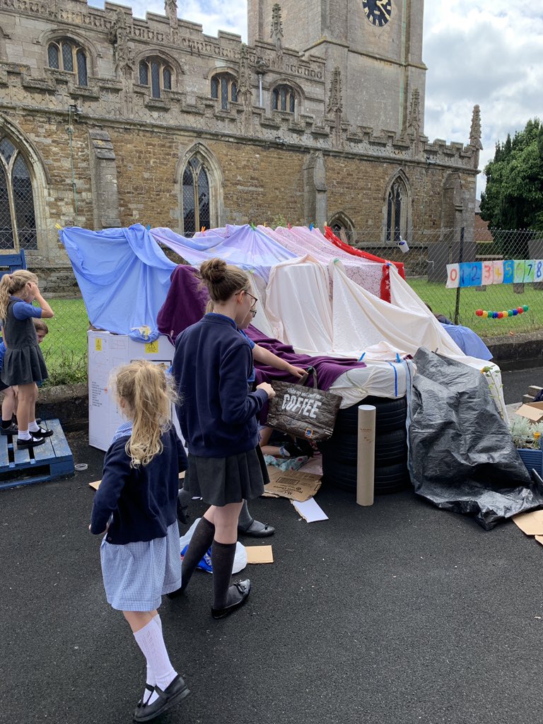 StSebastiansPr1's tweet photo. Some fabulous den making this afternoon !!!! #stsebs #SaveTheChildren #denmaking #schoolrocks https://t.co/WHH8Cdkkxv