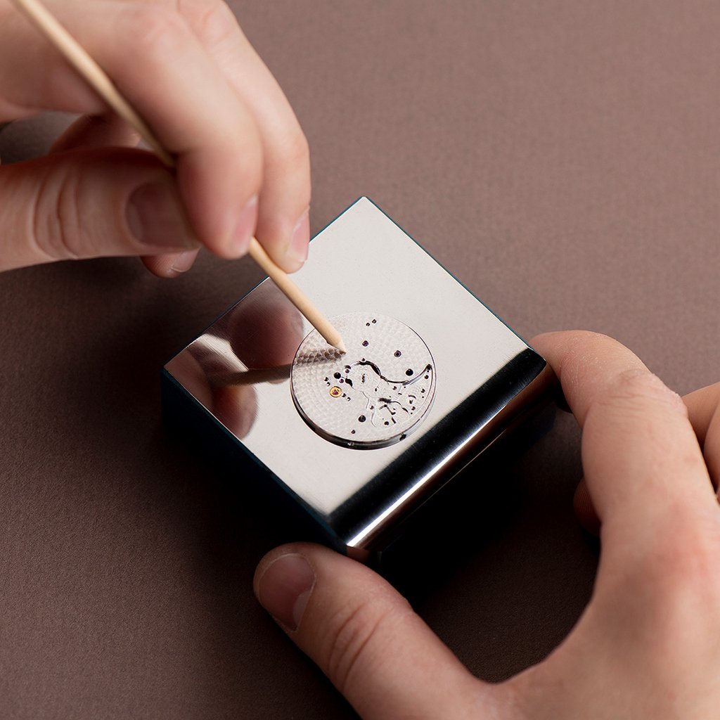 Our Master Watchmaker controls the plate's evenness to offer you a flawless timepiece. 

#AteliersdeMonaco #PoinconDeGeneve #GenevaSeal #Watchmaking #Craftsmanship #dMc #Master #Watchmaker #Horology #Precision #Perfection #KnowHow #Switzerland #Geneva