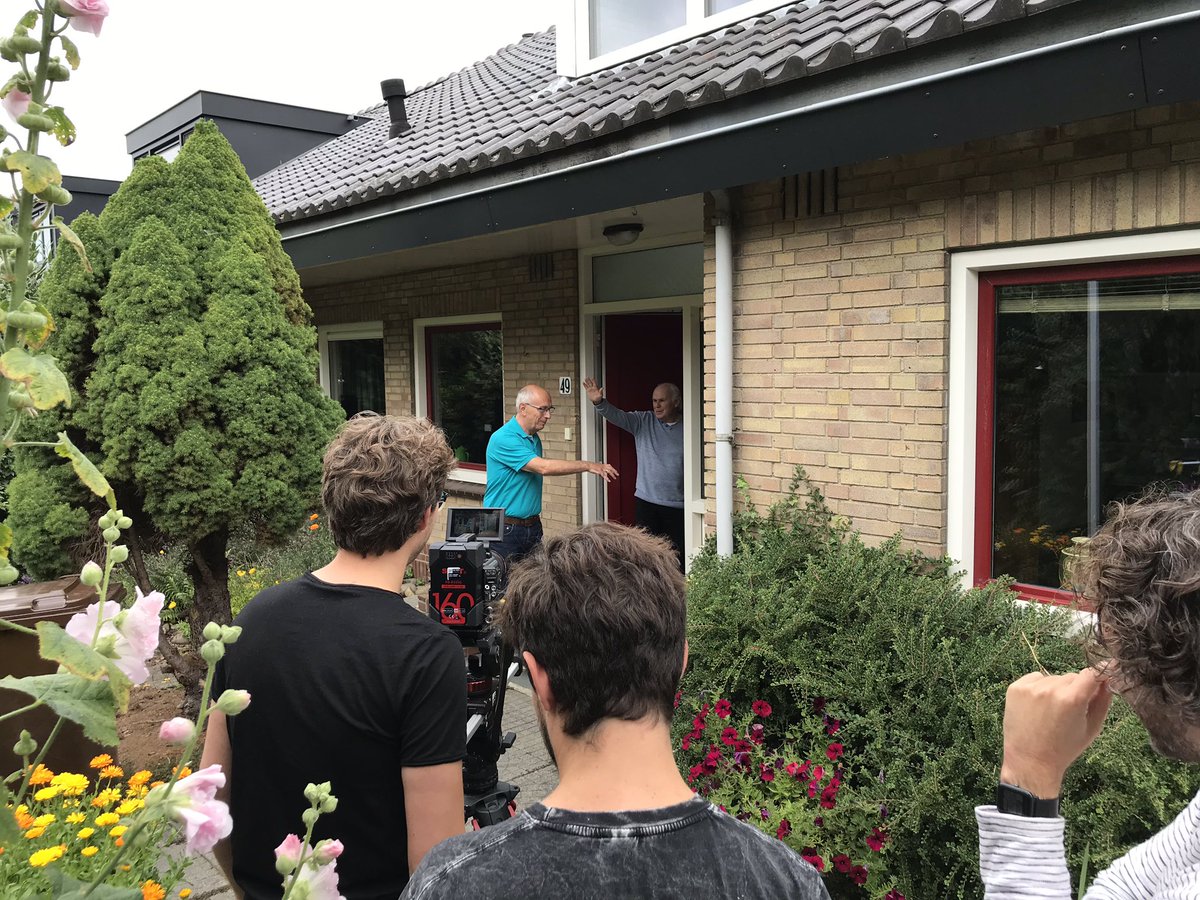 saskiahamminga's tweet image. Vandaag nemen we 3 nieuwe filmpjes op over onze @SeniorWebNL PCHulp, met onze enthousiaste vrijwilligers als zichzelf en acteur Ton van der Velden als lid, wat een professionals! @Trueideas #computerhulp #seniorweb