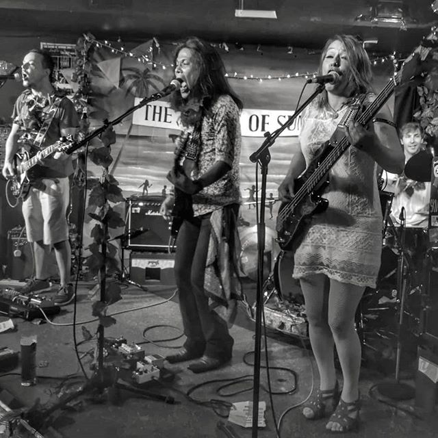 StokersMidnight's tweet photo. Spot the drummer at Bands of the Summer.
#thebandsofthesummer #londonrocks #midnightstokers #themidnightstokers #gigphotos #gigphotography #gigpics #londonband #rockmusic #hardrock #guitarmusic #singer #blackwhitepicture #dublincastle #londonrockband
#ca… https://t.co/6PcYVMN1Md https://t.co/2alS3XX39p