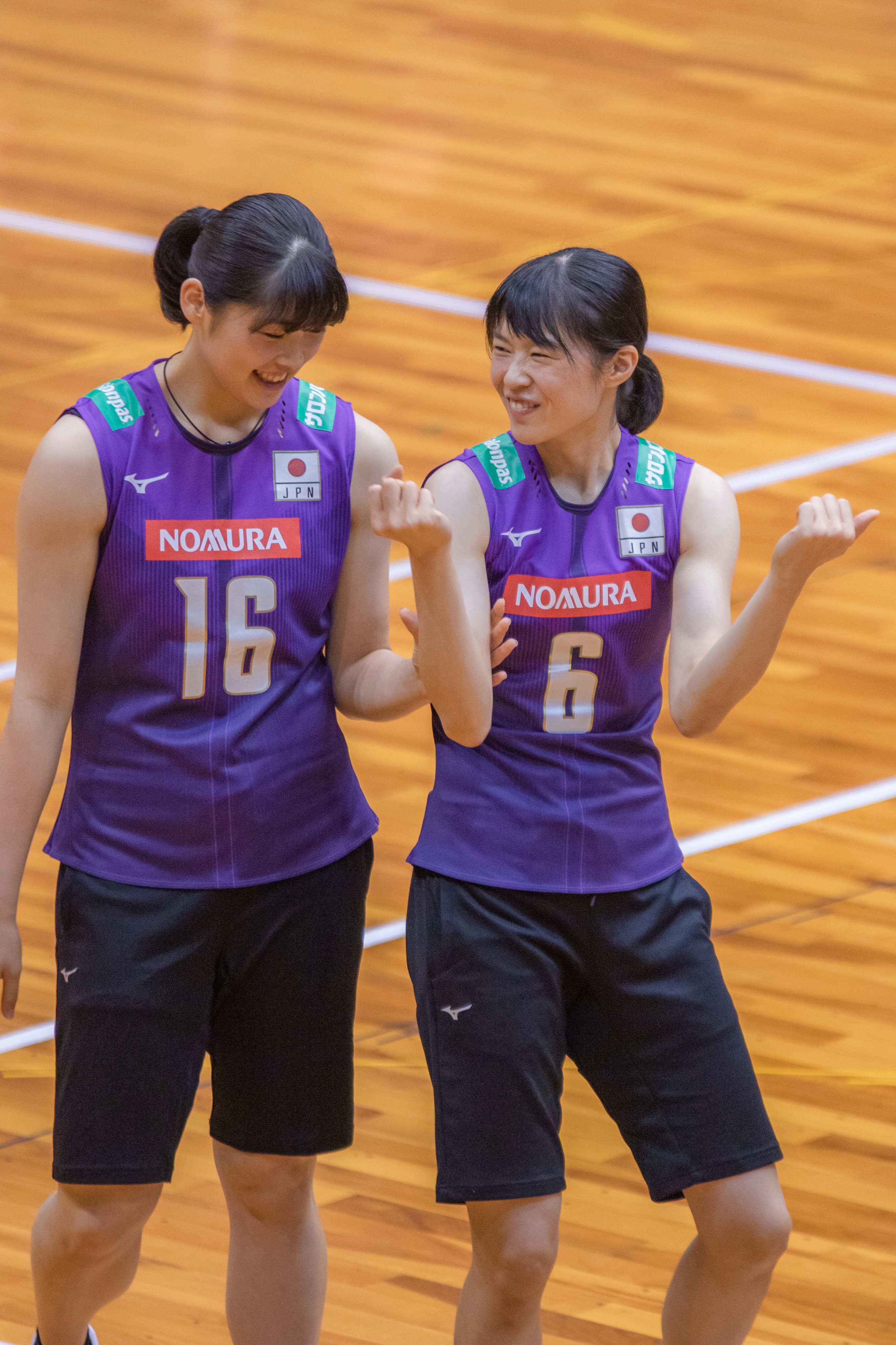 俺宮 宮下選手 おい後輩 そこそこ筋肉付いただろ 黒後選手 先輩 全然っす 宮下選手 やっぱりｗｗｗ 黒後選手 ｗｗｗ 19 07 14 広島サンプラザホール 全日本合宿交流会 宮下遥 黒後愛 全日本女子バレー 岡山シーガルズ 東レ