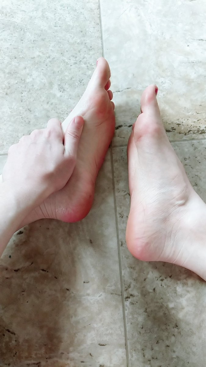 konekocosplays's tweet photo. I post sets of feet content on my Patreon, old sets go up on Shoptly, and pics here and there go up on my Onlyfans! 💗 https://t.co/KhgPS8zPK8