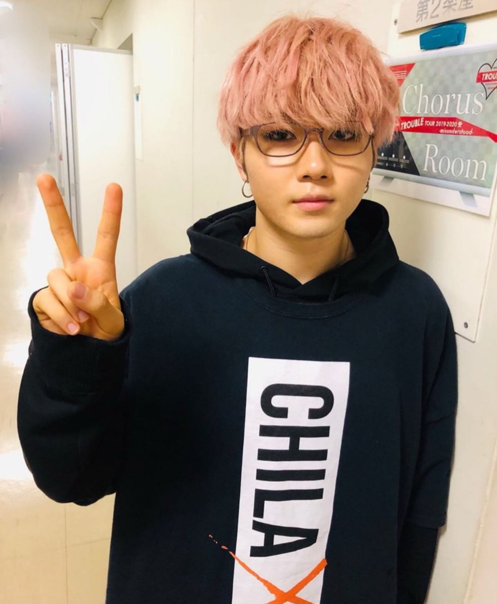 ivy0530's tweet photo. 7月14日 市川市文化会館 ティミーちゃんとハイタッチ🎵手もかなり大きいのね…なんか温かくて優しくて手に人柄が表れてた✨リー目の前に来てめちゃめちゃ小顔でびっくり✨ベビーフェイス✨大好きな『光』うちわ作っていったけど光は左側にしかいかなかった…残念 #ayumihamasaki #lee #timmy #hikaru https://t.co/7puw3titV1