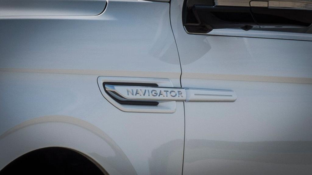 .<a href="/LincolnMotorCo/">Lincoln</a> just unveiled three new color combinations for the 2020 #Navigator -- Pristine White, Ceramic Pearl, and Infinite Black.

Even more noteworthy, you can unlock and start it using your phone as your key.📱👏