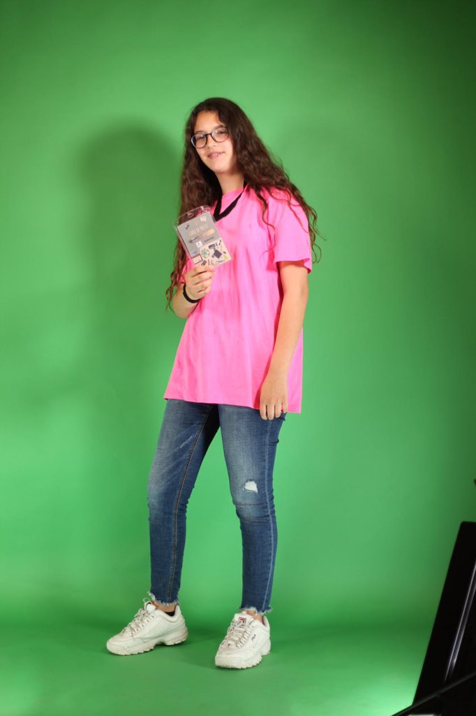 NinaAlvss's tweet photo. #PORTRAIT3 : Sana a 13 ans et vient de passer en troisième.Passionnée par l’écriture, elle souhaite devenir journaliste de presse écrite.Pendant la semaine, elle a utilisé sa plume pour raconter notre semaine, interviewer différentes personnes, et prêter sa voix à notre reportage https://t.co/Mn135YTkXy