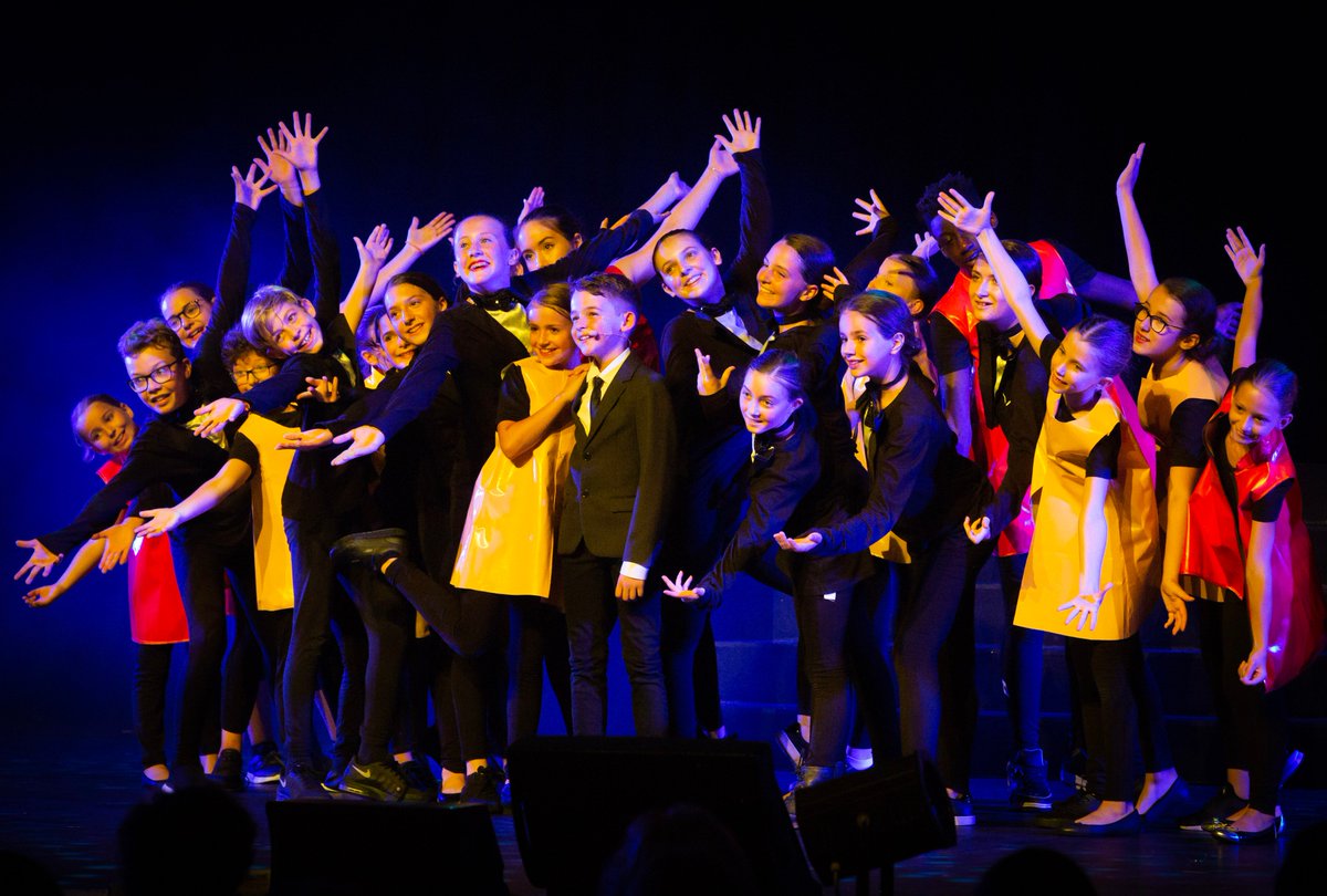 Coucou Twitter, tu as vu les belles photos de Mamie Swing le dernier spectacle des Zétoiles de l'Ecole de Comédie Musicale ? Merci à Mahir Karababa, photographe de talent ! Viens les voir toutes ici : bit.ly/2GfK0G5 🙌