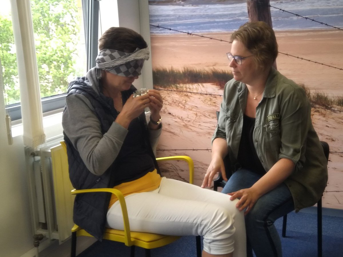 Ervaringsgericht leren bij @CereinNL door geur voorwerpen en figuren bij <a href="/SameninCosis/">Cosis</a> Het gaat om de ervaring niet om goed of fout. #inspirende leeromgeving