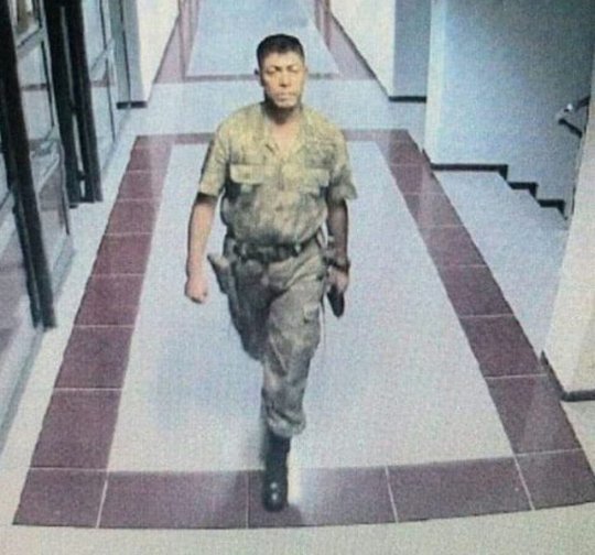 RasimASLAN65's tweet photo. Kahramanlık, ne yalnız bir yükseliş demektir ne de yıldızlar gibi parlayıp sönmektir. Kahramanlık, saldırıp bir daha dönmemektir. Çünkü ölmezliği düşünmek boşuna bir emektir...
#OEmerHalisdemir
#15TEMMUZDESTANI https://t.co/IHJPlEQV20