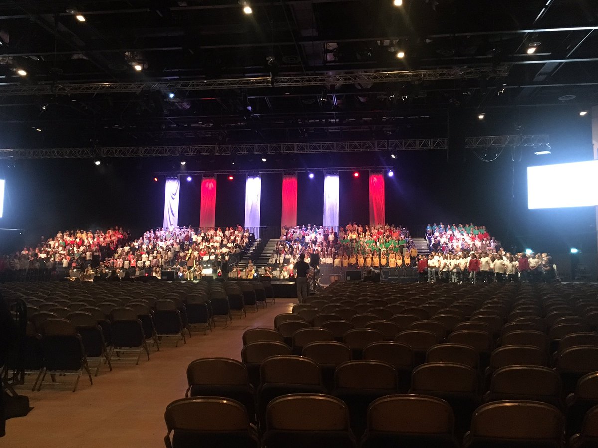 bodprimary's tweet image. We are here and rocking the rehearsal #HitTheRightNote #1000voices @CSCJES  @HwbNews @ystradhub @SWPRhondda @AsdaPandy @TreorchyComp @tcspontio 🎤🙌🦊✨
