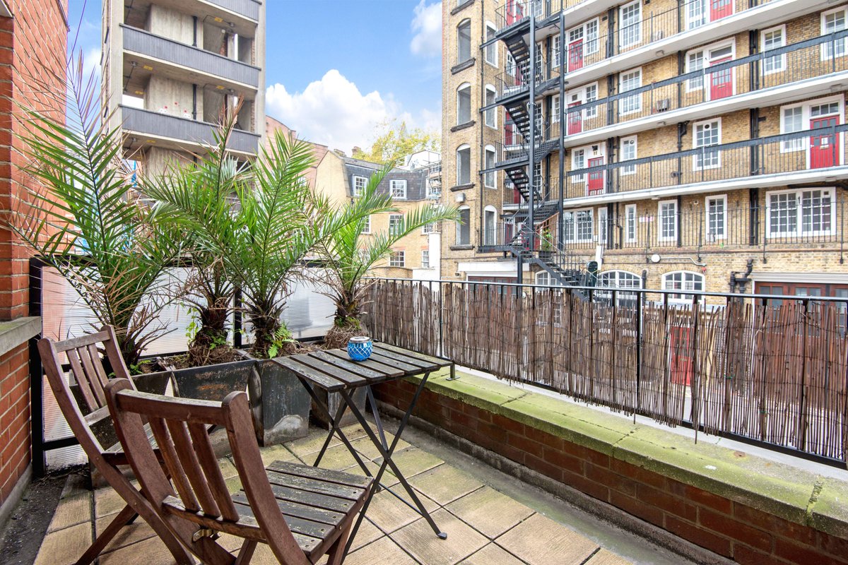 marcofugaccia's tweet photo. New Instruction. Charming one bedroom #flat for sale in #clerkenwell close to #Exmouth #market and #Spafields #park #apartment #investment #property for further details contact @hurfordsalvicar on 020 7250 1012 or visit https://t.co/QDi8mG7yLi to see all our listings https://t.co/2cNYHQcPoR
