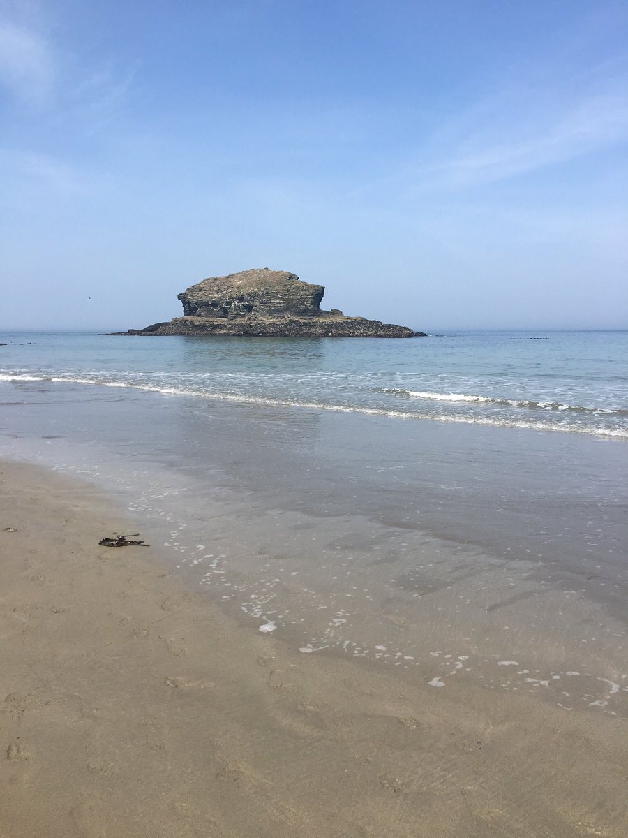 theSeahousePort's tweet photo. Whoa...#CaptRoss is back...swoon as appropriate ...obvs at the #Cornish scenery too! #Poldark5 #coastalbreaks #cornishbreaks #portreath #AidanTurner Sept bookings still available @theSeahousePort @purecornwall https://t.co/diTjHumpHK