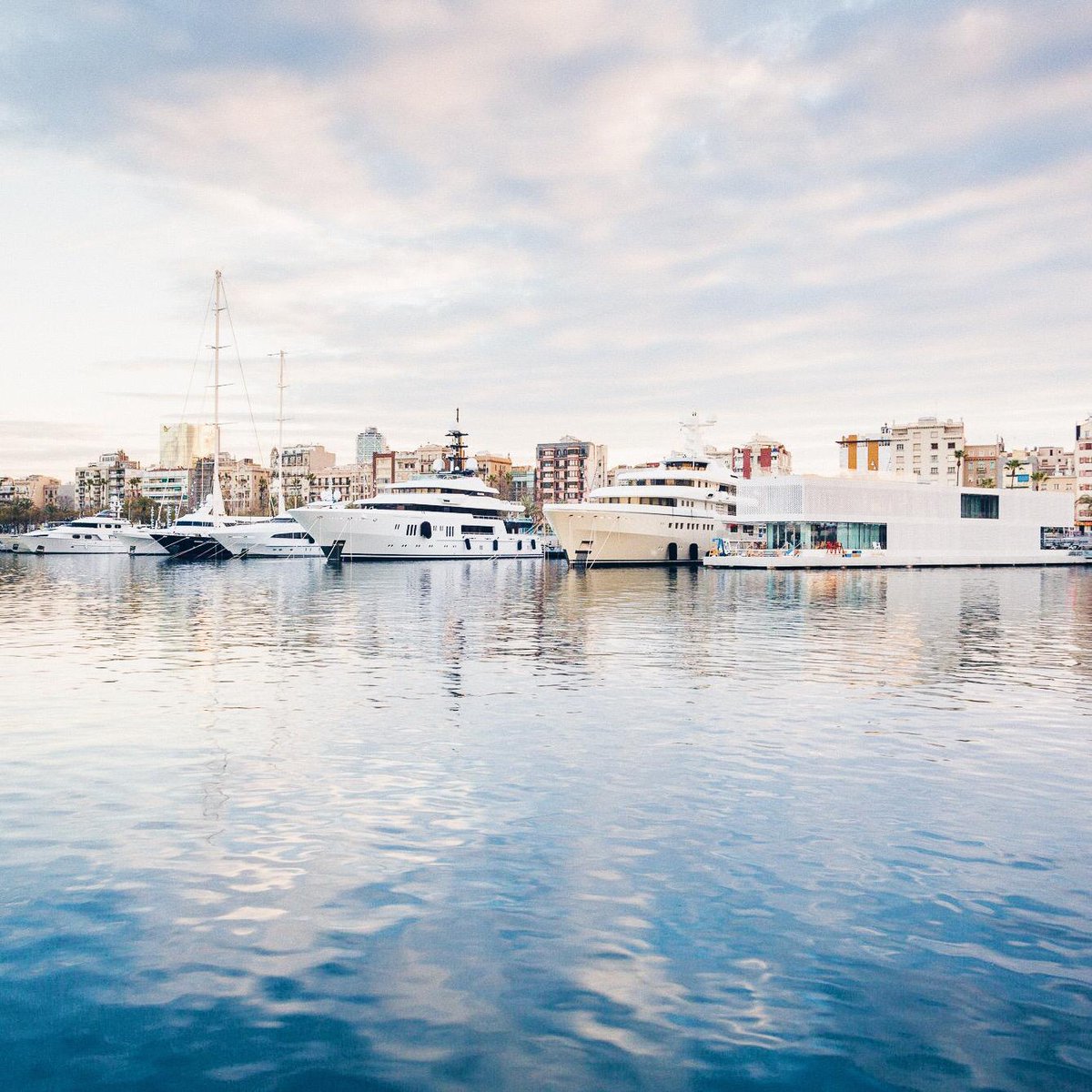 MarinaPortVell's tweet photo. Mooring a superyacht at OneOcean Port Vell is indisputably the most convenient and secure mooring choice.
#OneOceanClub #PortVell #PortVellBarcelona #yacht #yachtlife #muelledeespaña #yachtdock #PortOfBarcelona https://t.co/9ritEcT9oW
